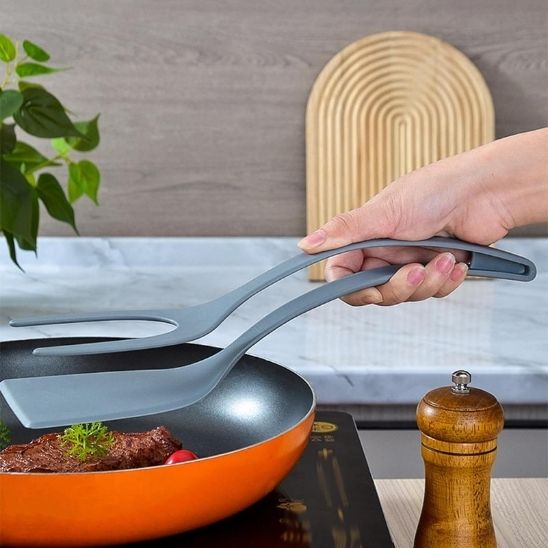 Spatule à pince en nylon avec poignée. Retournez les œufs, les steaks, les crêpes, servez les frites avec cet accessoire ! - Macuisinepourtous