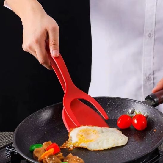 Spatule à pince en nylon avec poignée. Retournez les œufs, les steaks, les crêpes, servez les frites avec cet accessoire ! - Macuisinepourtous