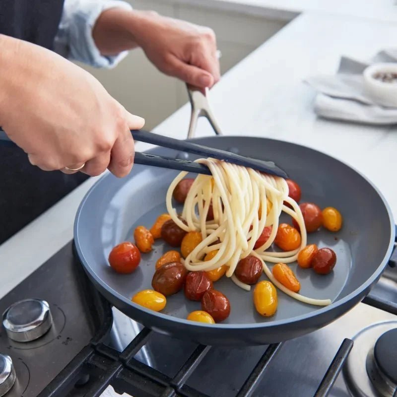 Spatule à pince en nylon avec poignée. Retournez les œufs, les steaks, les crêpes, servez les frites avec cet accessoire ! - Macuisinepourtous